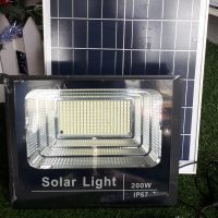 Đèn pha năng lượng mặt trời 200W